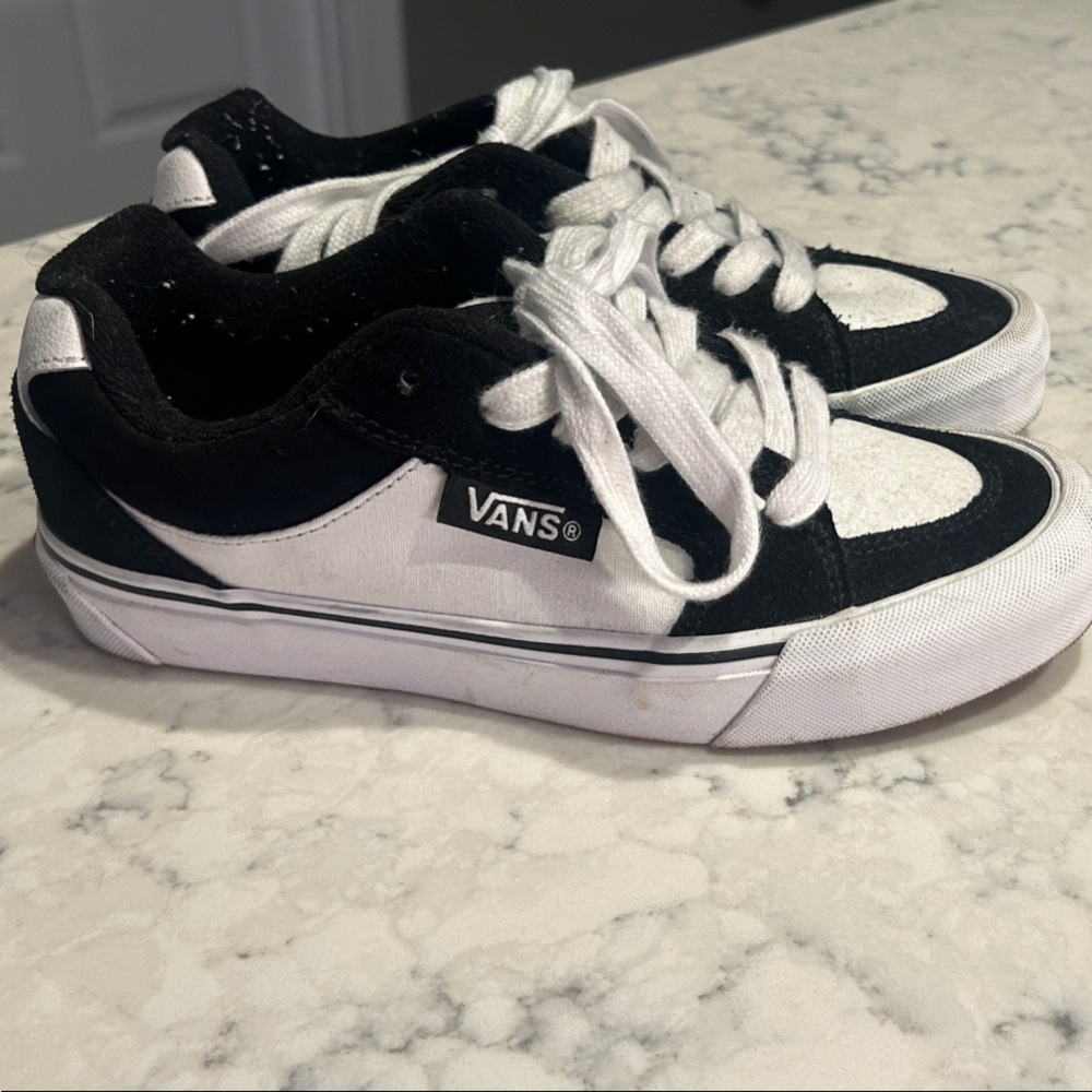 Vans Classic Black and White Sneakers Women’s 8 Men’s 6.5